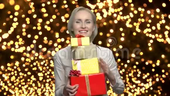 带新年礼盒的女人视频的预览图