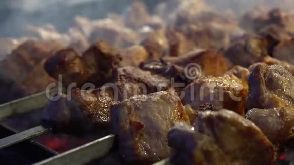 在布拉齐耶的烟雾中钢串上的新鲜肉对角线排列文本的选择性焦点在食物中开胃的食物视频的预览图