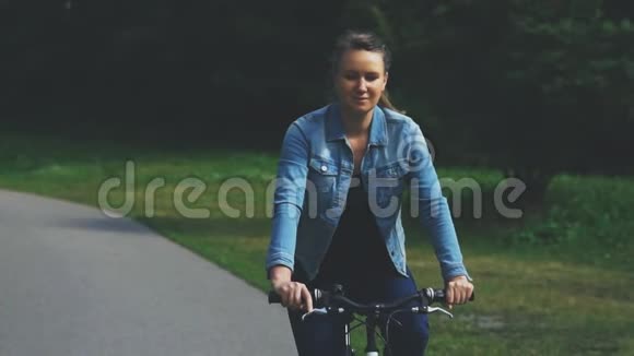公园里骑自行车的女人视频的预览图
