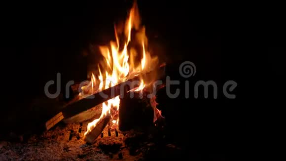 柴火火焰在家庭冬季壁炉中发光科学4k视频的预览图