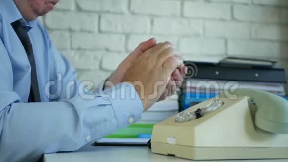 紧张的商务人士期待一个电话做一个安静的手势视频的预览图