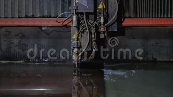 工业机器人对金属的水磨切割视频的预览图