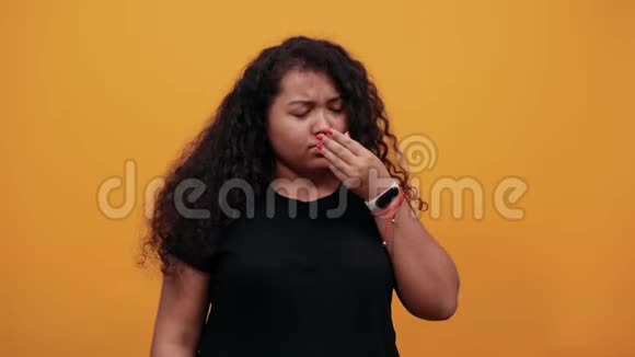 体重超标的女人鼻子上有难闻的气味视频的预览图