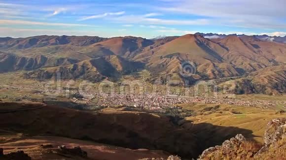 从安第斯山脉高高的一个小村庄到一个大湖的慢平底锅视频的预览图