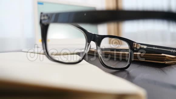 务和办公理念在空字垫上用黑色眼镜框射出的照片男性手拿杯子视频的预览图