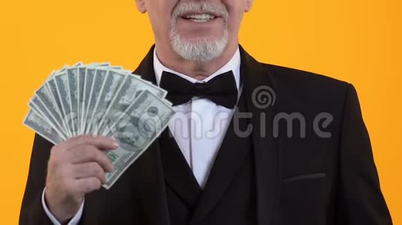 开朗的绅士指着手中的美元薪水轻松的信用视频的预览图