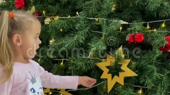 在圣诞树上看到蹒跚学步的女孩视频的预览图