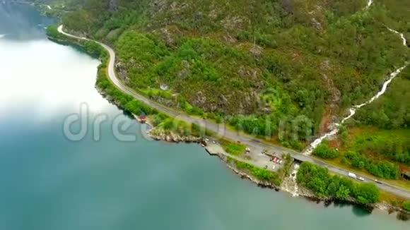 鸟瞰美丽的宽阔河流山脉和沿海公路挪威峡湾视频的预览图