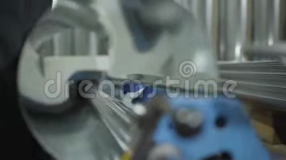 男性手从机器上取下钢金属管的特写戴金属手套的人视频的预览图