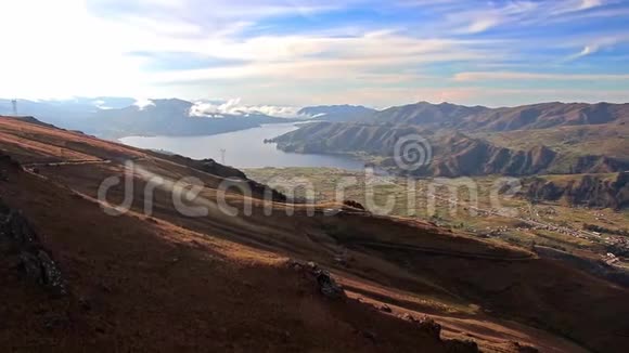 从安第斯山脉的一个小村庄到一个大湖的右侧缓慢的平底锅视频的预览图