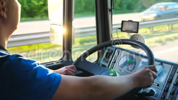 一个面目全非的人坐在卡车后面开车穿过乡村司机握着他的手视频的预览图