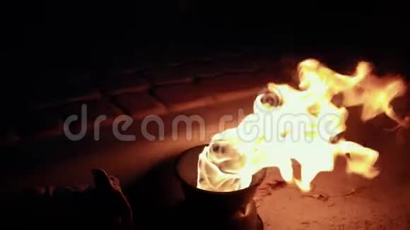 晚上在地上燃烧的火碗神奇的火焰闪耀视频的预览图