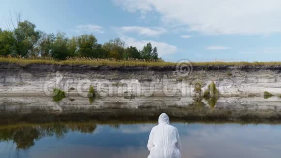 穿着防护服和呼吸器的人从污染的河流或湖泊接受测试视频的预览图