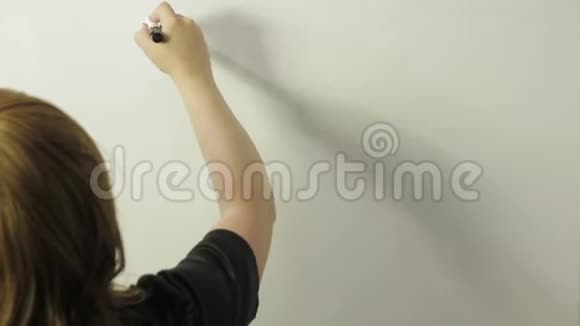 一个女人背着她站着在白板上画一个货币和利息标志时间跨度视频的预览图