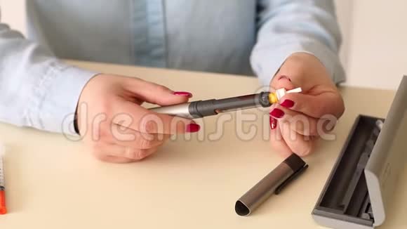 女孩在注射器胰岛素笔中插入一盒胰岛素视频的预览图