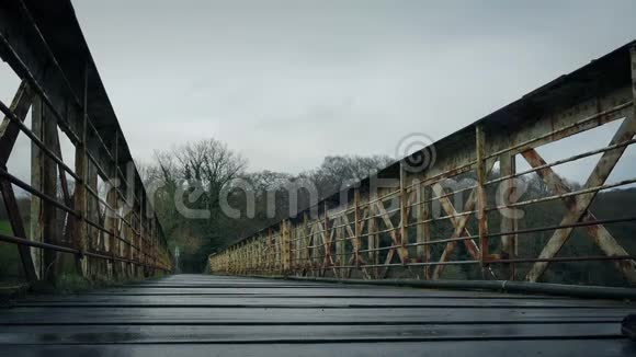 曼沃克斯在老火车桥上视频的预览图