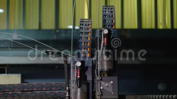 工业机器人对金属的水磨切割视频的预览图