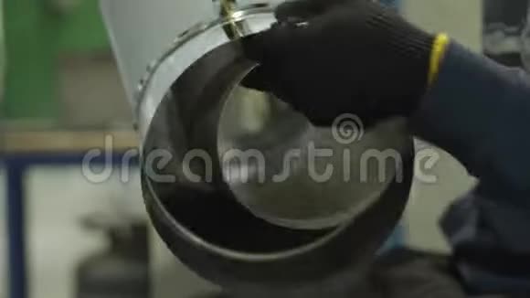 侧视男性手握金属清理和处理它与使用铆接机钢铁工业钢铁视频的预览图