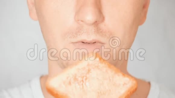 脸上贴着脸男人吃面包视频的预览图