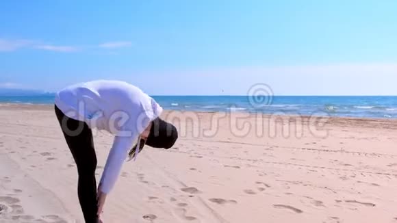 女孩在海沙滩健身户外运动训练中倾斜视频的预览图