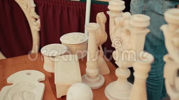 木制雕刻的装饰物摆在桌子上视频的预览图