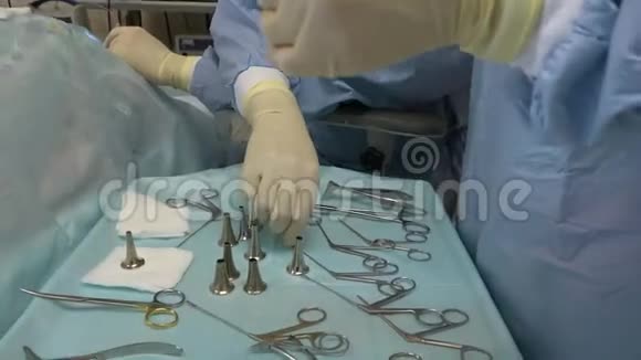 手术室的外科医生使用外科显微镜和用于视频的预览图