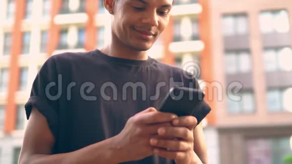 美国黑人男子站在网上用手机聊天视频的预览图