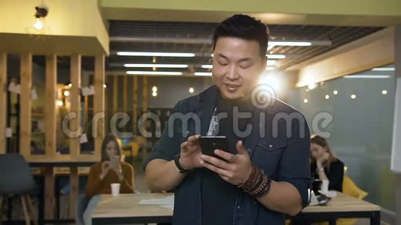 韩国年轻人在现代办公背景下使用智能手机视频的预览图
