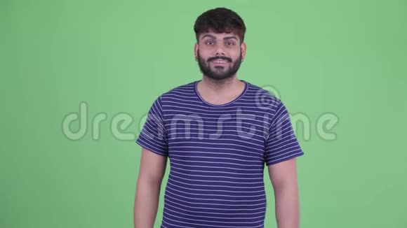 一位年轻的体重超重的印度男人握手视频的预览图