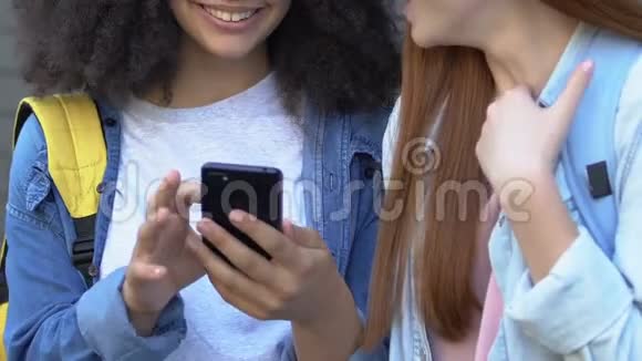 残酷的女学生利用电话和网络欺凌在社交网络中嘲笑朋友视频的预览图