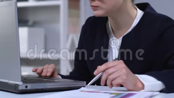 女商人比较纸张和笔记本电脑上的财务图表准备报告视频的预览图