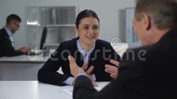 年轻的女经理不真诚地从老板的笑话中笑出来晋升的欲望视频的预览图