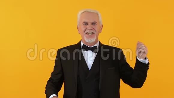 积极的退休男性移动音乐在明亮的背景上跳舞玩得开心视频的预览图