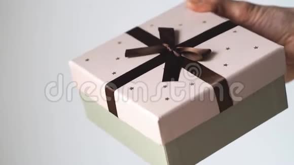 手拿礼品盒摇一摇视频的预览图