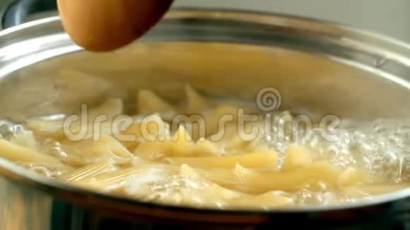 面是在沸水中煮熟的木勺用慢速搅动面食视频的预览图