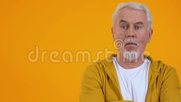在明亮的背景谴责的表情指责中被解雇的退休男子视频的预览图