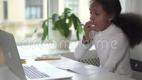 西班牙裔儿童有非洲发型和电脑教育在线在家新的现代数字技术视频的预览图