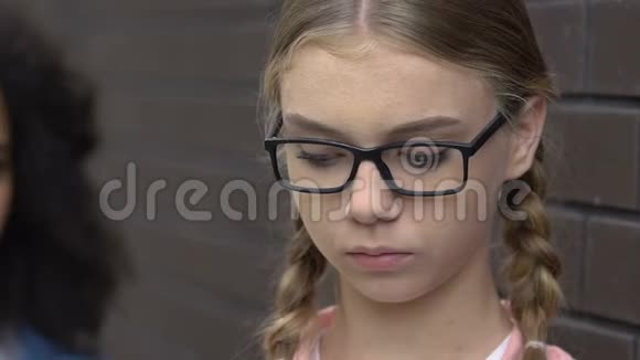 十几岁的学生嘲笑戴眼镜的漂亮女孩辱骂欺凌视频的预览图