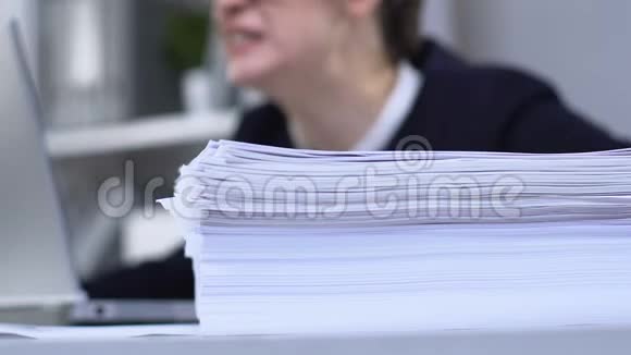歇斯底里的女人尖叫扔纸工作压力大倦怠视频的预览图