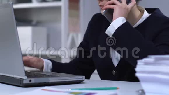女人在电脑上打字打电话紧张忙碌的生活方式倦怠视频的预览图
