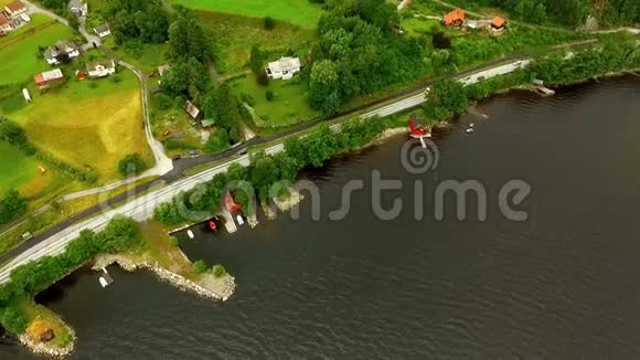 迷人的挪威渔村的空中景色视频的预览图