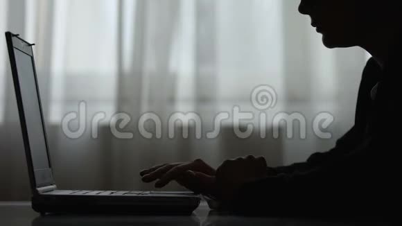 女性剪影工作在笔记本电脑接电话多任务繁忙的生活方式视频的预览图