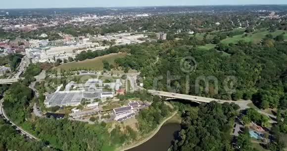 美国宾夕法尼亚州匹兹堡的申利公园菲普斯音乐学院和植物园背景5视频的预览图