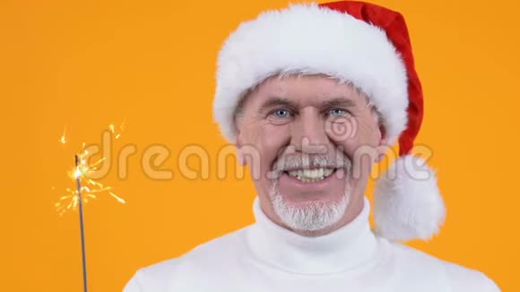 笑容满面的老人圣诞老人举行聚会庆祝新年视频的预览图