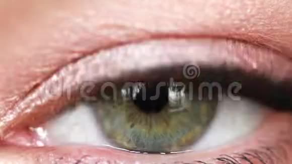 人绿眼虹膜收缩极端接近视频的预览图