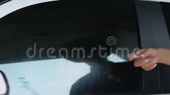 女警官通过车窗检查司机证件执行巡逻任务视频的预览图