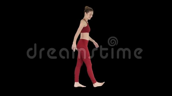 走路时女性运动员伸展手臂阿尔法频道视频的预览图