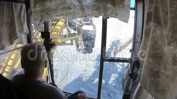 挖掘机司机的驾驶室视频的预览图