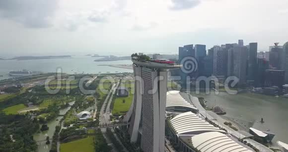 新加坡滨海湾金沙无人机在远处绕船飞行的空中镜头视频的预览图