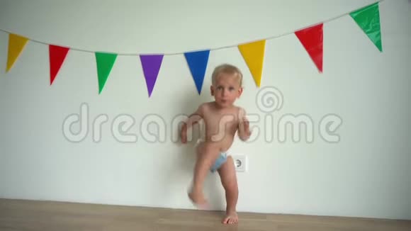 可爱愤怒的男婴穿着尿布表现出负面情绪万向节运动视频的预览图